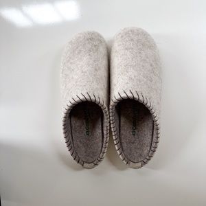 COMFORTFUSSE Gray Wool Slippers Mens 10 / Womens 11 - NEW Condition